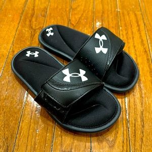 Under armour Ignite boys slides. Size 1.
